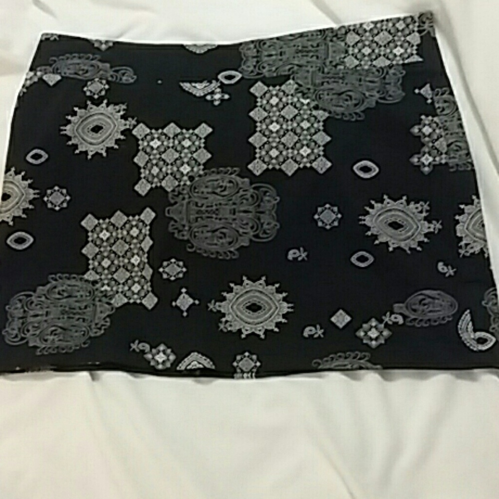 skirt black and white size 4